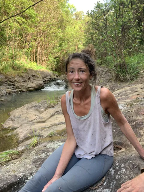 In 2019, Amanda Eller went missing for 17 days in Maui’s forests after straying off a hiking trail. With no phone, food, or water, she survived severe sunburn, leg injuries, and the loss of her shoes by living off berries, stream water, and sleeping in leaves.