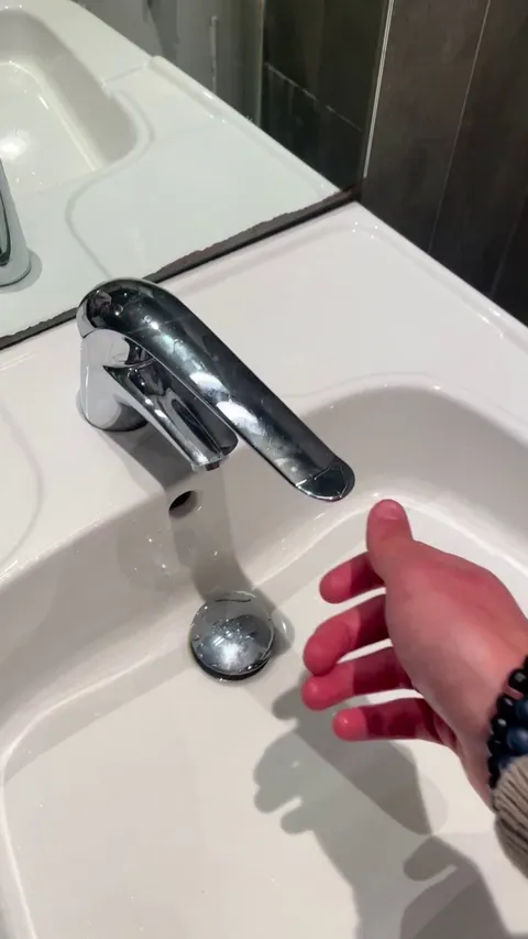 The handle is too heavy to keep the water flowing