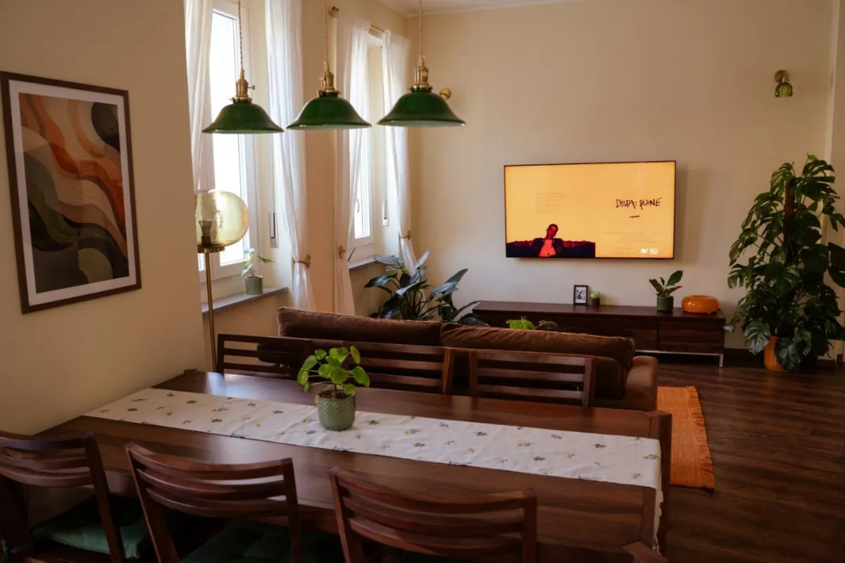 Living room, night and day