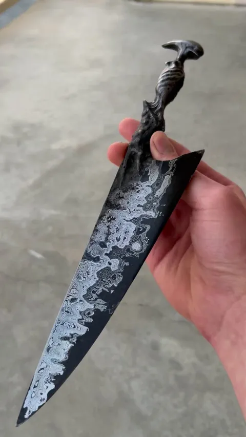 Just recently finished this knife I forged with a fragment from a meteor... It's crafted into over 3k layers of damascus steel, from the legendary St. Aubin meteorite from France discovered in 1968