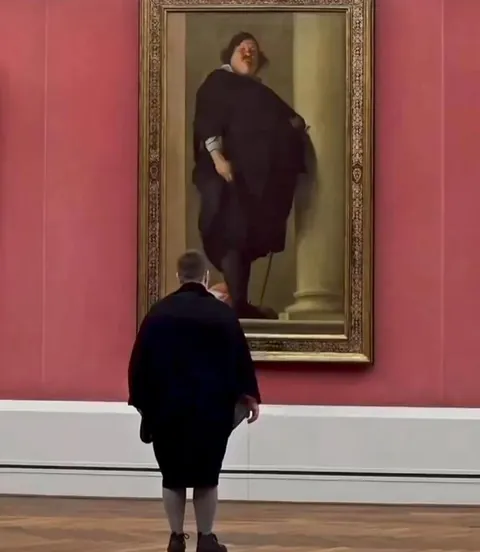 Photographer captures museum visitors who match the artwork on display.