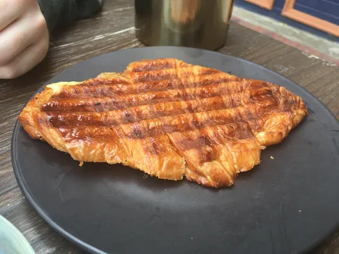 Bienvenus en Australie, où les croissants (5€) passent au sandwich press et sont servis avec fierté... #LaFranceMeManque