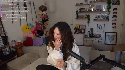 Valkyrae defends QT against “fake ally allegations” by saying that QT “has gay friends”.