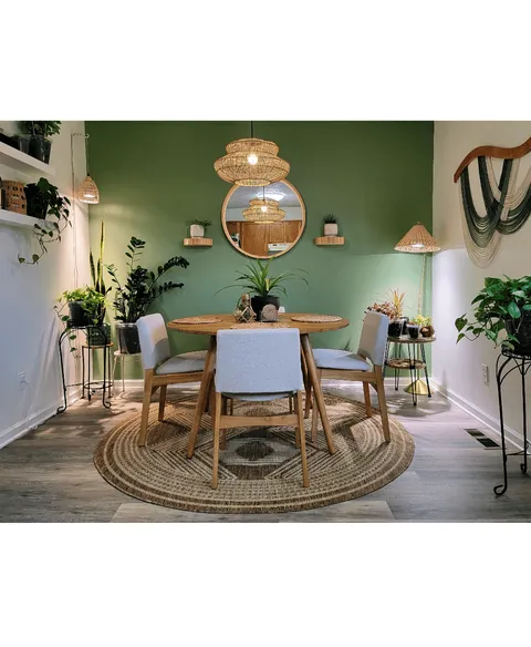 my little dining room is now kinda cozy (and planty 🌿) 😄