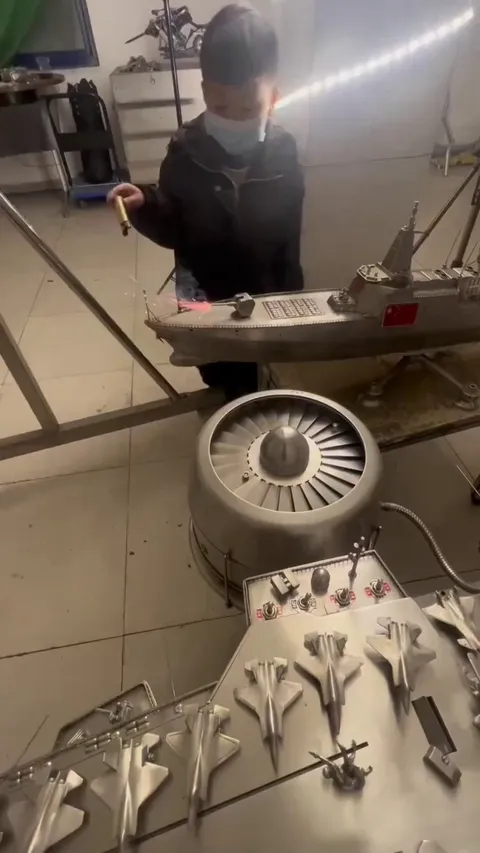 A father in Shandong,China, made his own aircraft carrier from stainless steel to fulfill his children's dream.