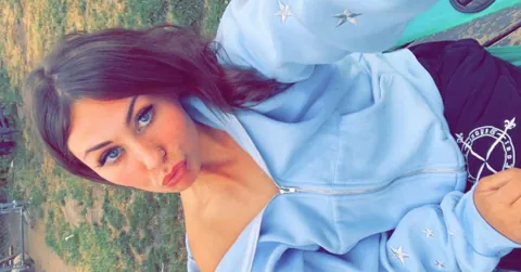 Am I hot for a mom? 🙈🤷🏻‍♀️ f25