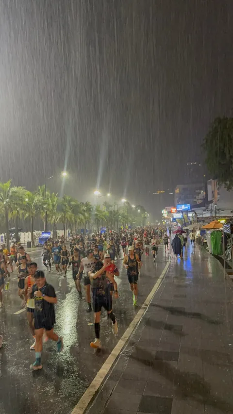 Great turnout for the Pattaya Marathon despite the weather. Photos taken at 3:40am