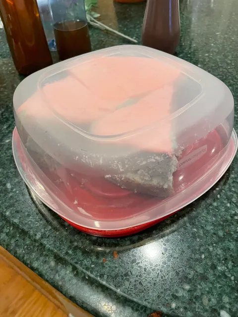 Wanna store cake in a container but don’t want to dig it out later? Flip a tupperware upside down and use the lid as the bottom.
