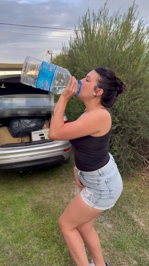 💦 I drank a whole bottle of water without peeing… My bladder was about to EXPLODE! 🤯🚿 My pee shot over ONE METER! 💦🔥