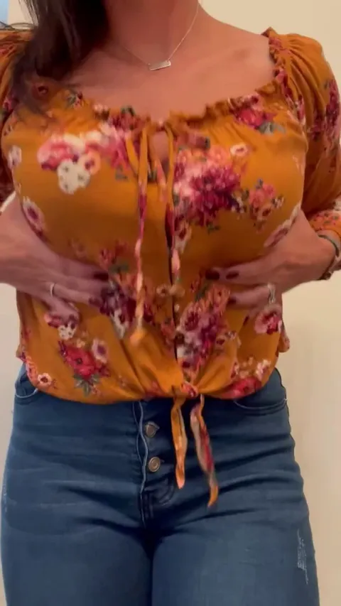 TGIF y’all! Let’s start the day off right by me flashing you 😉 [F34]