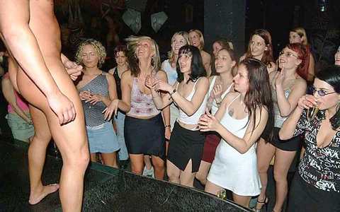 20 sweet, sexy CFNM scenes - mmmmMMmmmm