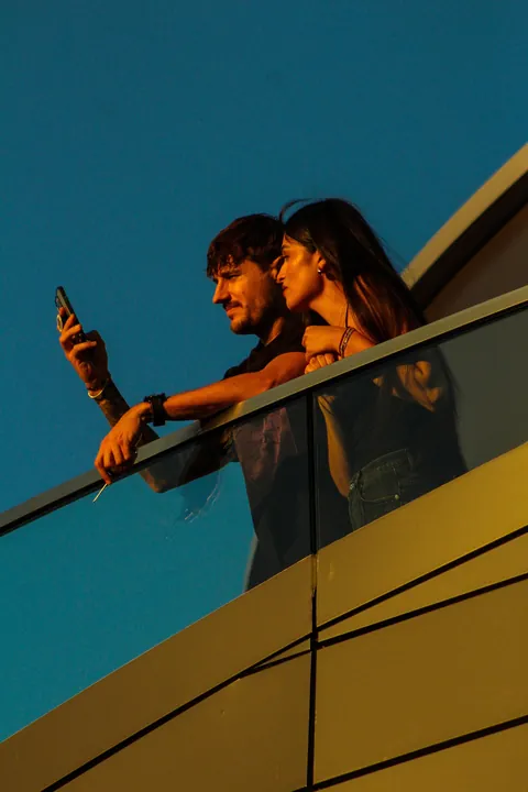 The Tesla Diner in Hollywood threw a Halloween party tonight… so the protesters outside did too [OC]