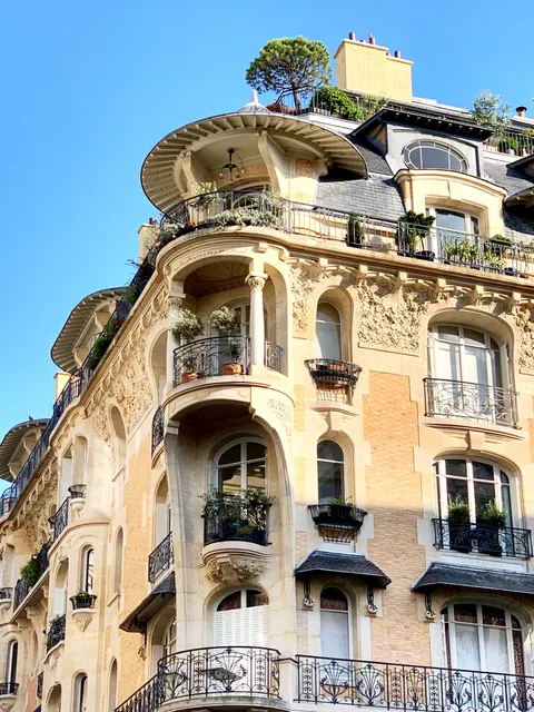 An Art Nouveau building facade in Paris [building]