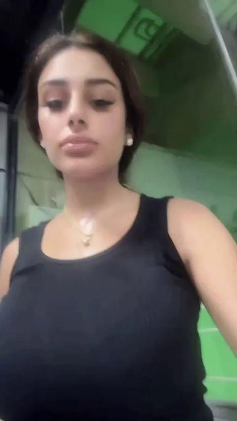 Huge tits at the gym!