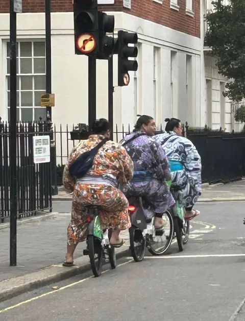 Japans top Sumo Wrestler went to London for a tournament, look at the tourist photos they took