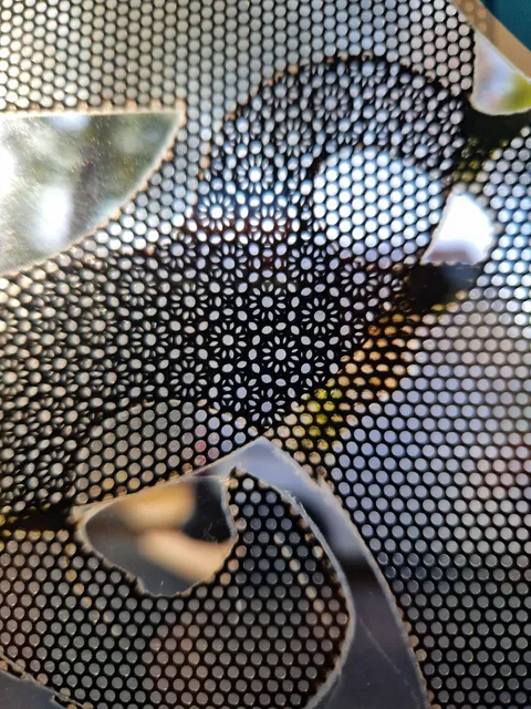 This patern made by 2 advertisment stickers overlaping on the side of the bus