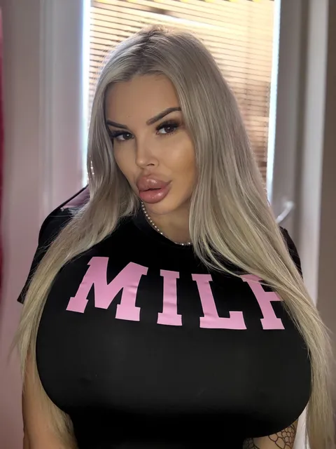 Your favourite bimbo milf