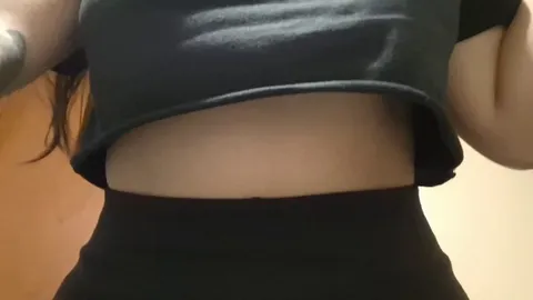 What a nice underboob