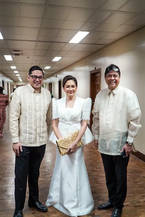 Appreciate these three senators, minsan nalang yung mga pulitikong may bayag at kayang ipaglaban ang Pilipinas at mga Pilipino, sila yung ilan sa mga nagbibigay konting liwanag sa kinabukasan. Bam-Kiko-Risa.