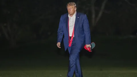 With undone tie, Trump's dejected walk after a flop rally in Tulsa (June 2020)