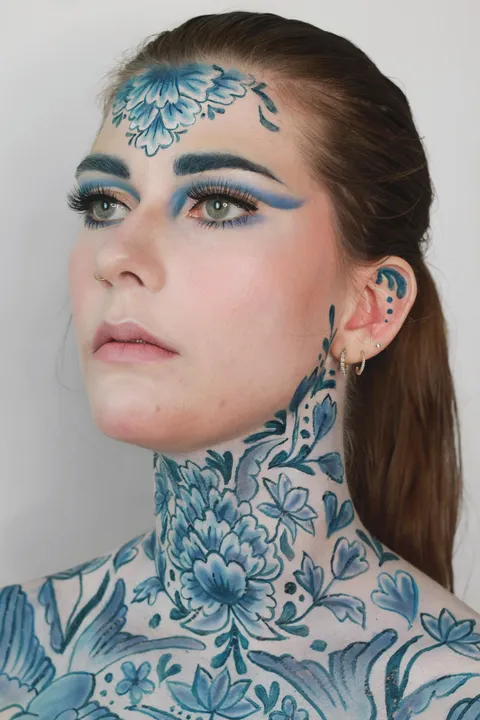 Delft Blue 💙 thought it would be fun to try neck and chest makeup!