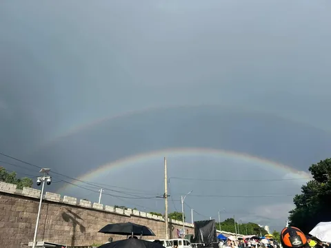 Double rainbow nagpakita sa People Power Monument sa kalagitnaan ng protesta laban sa korupsyon.
