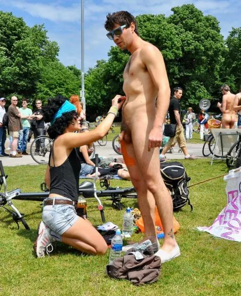CFNM nude body painting