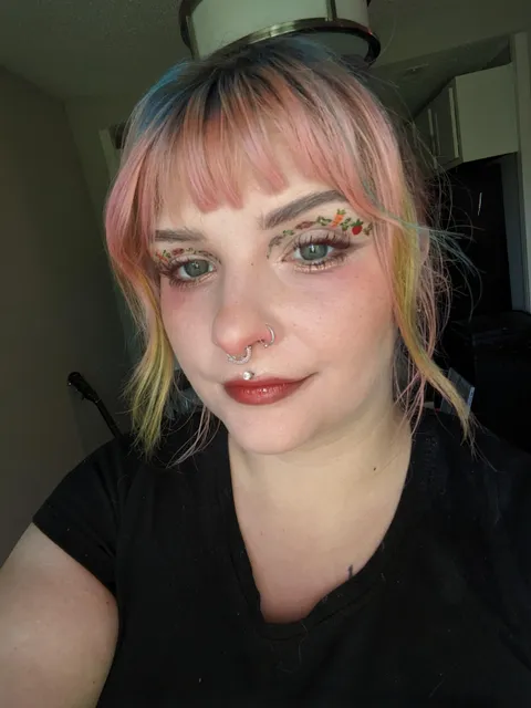 I went to the farmer's market today so I tried drawing vegetables on my eyes