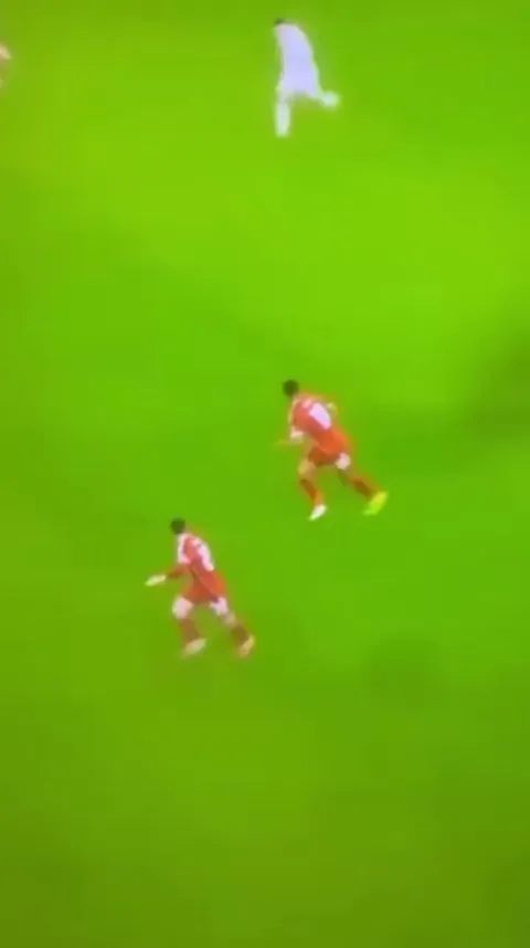 Gakpo runs with the ball whilst carrying his shoe in his hand