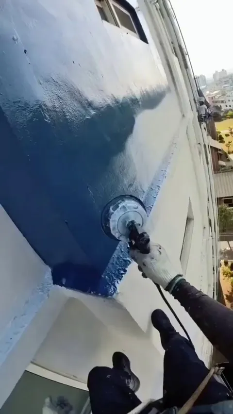 Painter satisfyingly gets it while casually hanging 