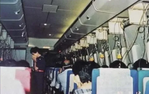 Photograph taken onboard Japan Airlines Flight 123 after it had depressurized. Everyone in this photo, including the photographer, died in the resulting crash. Of 524 onboard, there would be only 4 survivors.