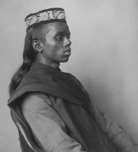 Immigrants arriving in the US through Ellis Island from 1906 to 1914 captured by photographer Augustus Frederick Sherman