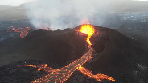 Just an amazing shot from Iclands actual eruption. In real it is breathtaking. [OC][2879x1617]