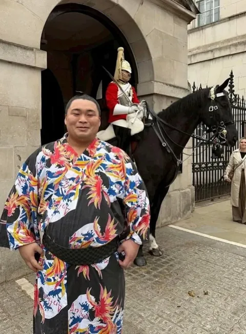 Japans top Sumo Wrestler went to London for a tournament, look at the tourist photos they took