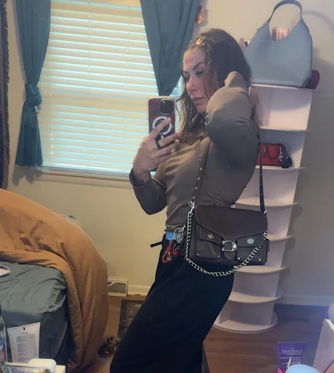 Born in 1999, 1 kid... Am I still hot? 🫣➡️ F26