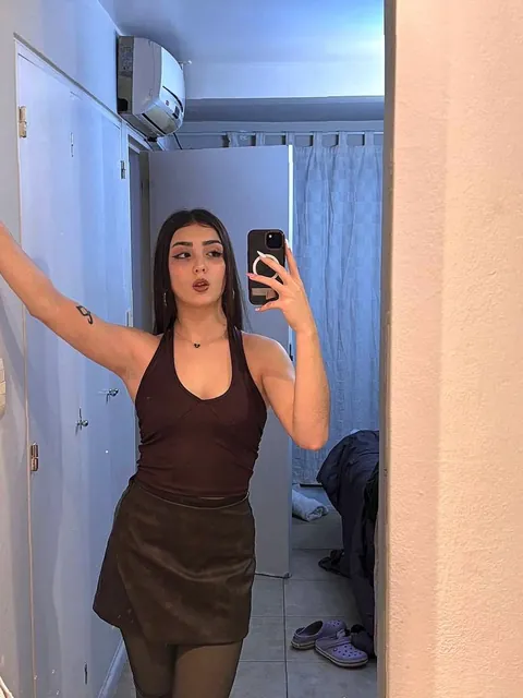 Am I really hot, just keeping it simple for yall F18