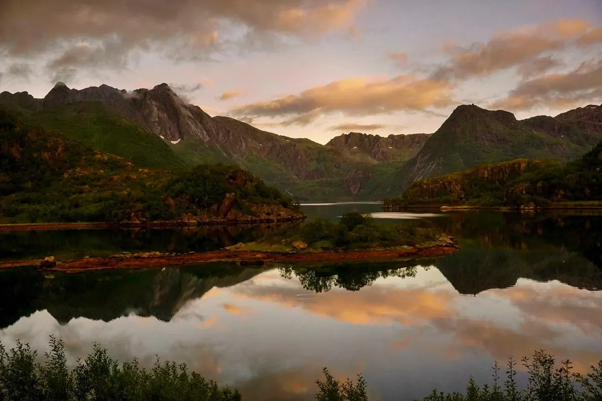 Lofoten, Norway — late August sunset [OC] [2048×1366]