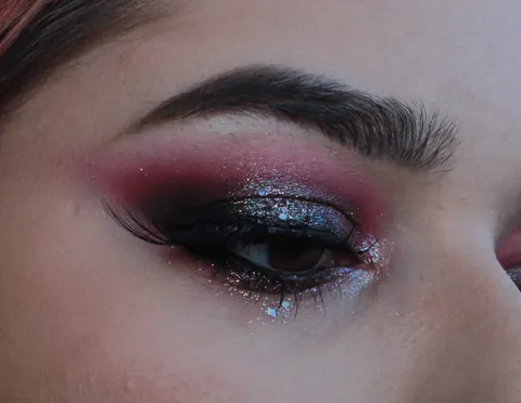 Berry smoky eye with glitter