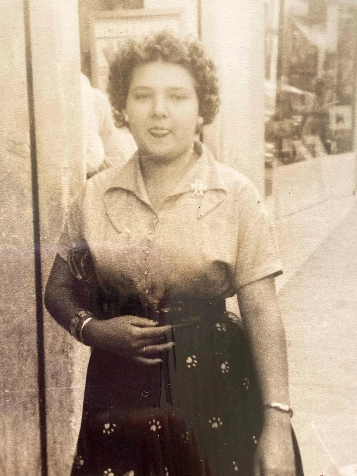 My adoptive mother in 1940s–50s Camagüey, Cuba — timeless beauty and grace 🌹🇨🇺