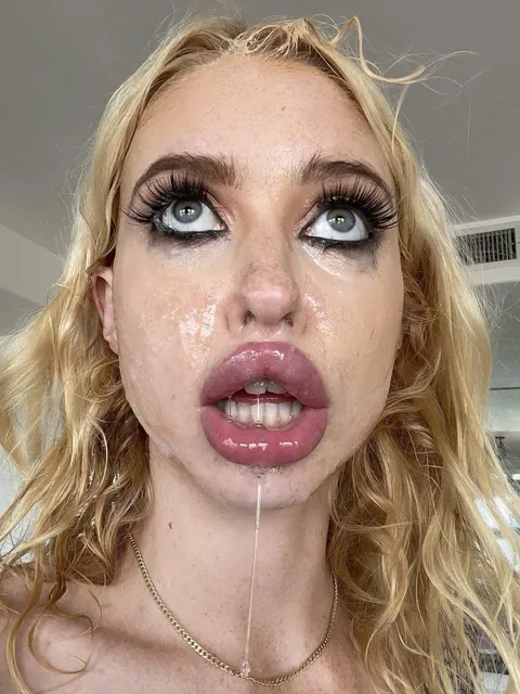 For all my cum lovers out there! Who do you want to give a facial (or a fat sloppy kiss)