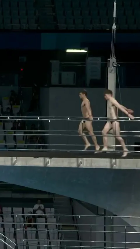 A perfectly synchronized double dive