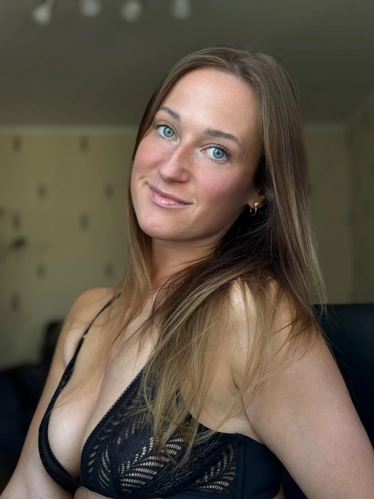 Dont lose eye contact;) [F]