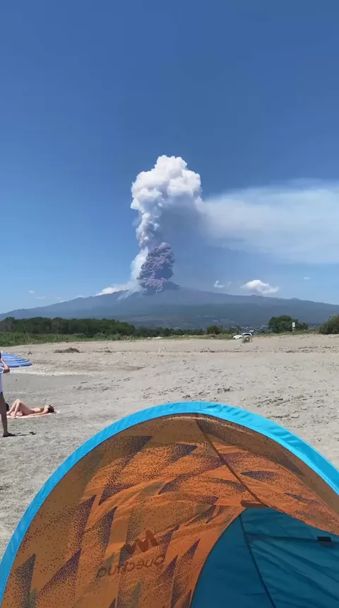 🔥Mount Etna (Sicily, Italy) just erupted and has created a pyroclastic flow 🌋