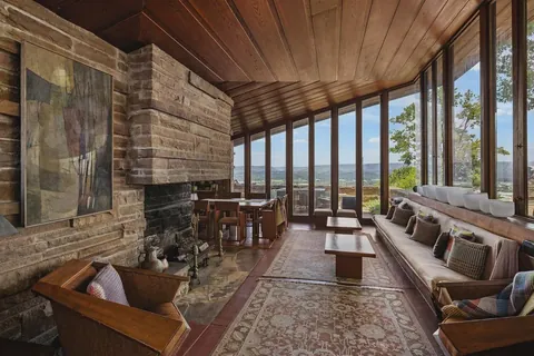 Sitting room in the Seamour and Gerte Shavin House in Chattanooga, Tennessee, designed by Frank Lloyd Wright [1080x720)