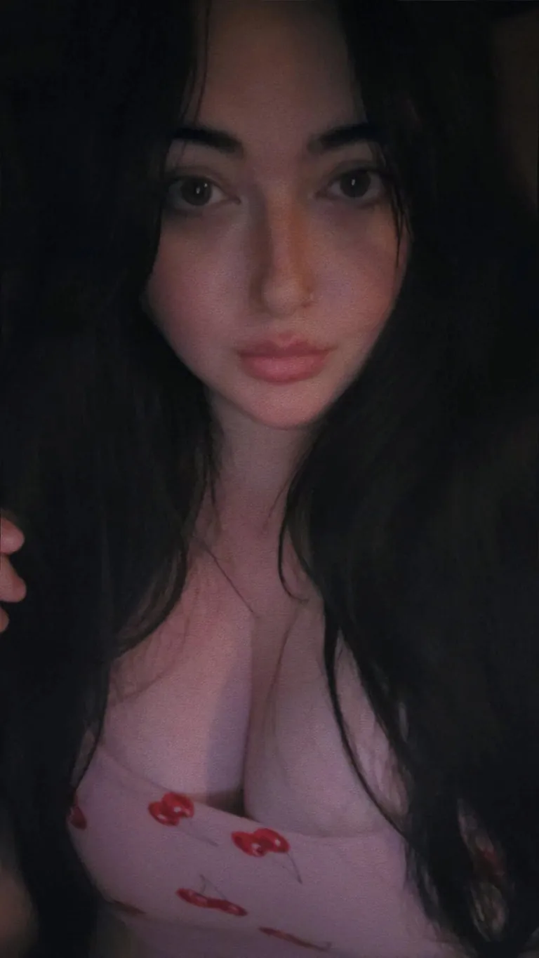 (F33) Am I hot without makeup on?