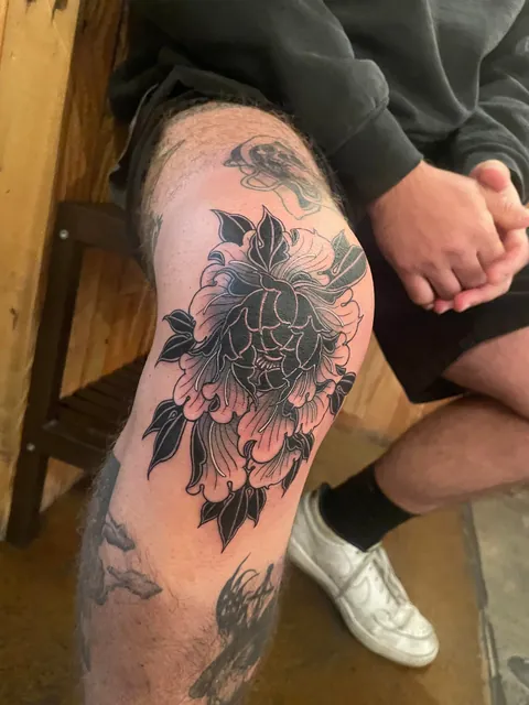 Peony on the Kneecap by Nizi at Seventh Sepent Tattoo, San Diego