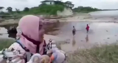 🔥This woman took a selfie with a tidal wave in the Indonesian province of Riau