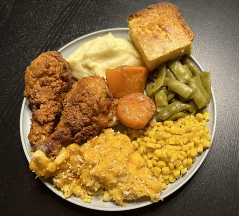 Fried drumsticks and all the fixins [OC]