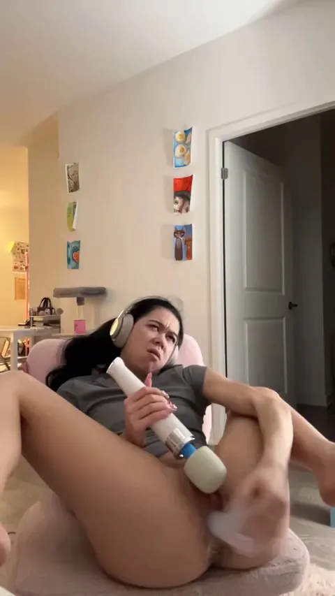 I wanna watch her goon all day