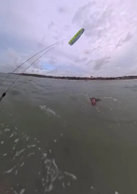 Kitesurfer saves a teenager from drowning in Brazil